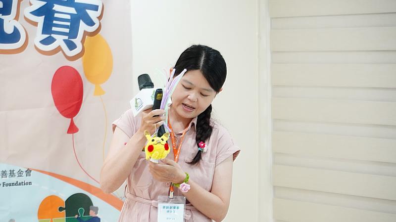 經過口語表達培訓，參賽者勇於站上舞台發表演說也介紹自己的創業產品。