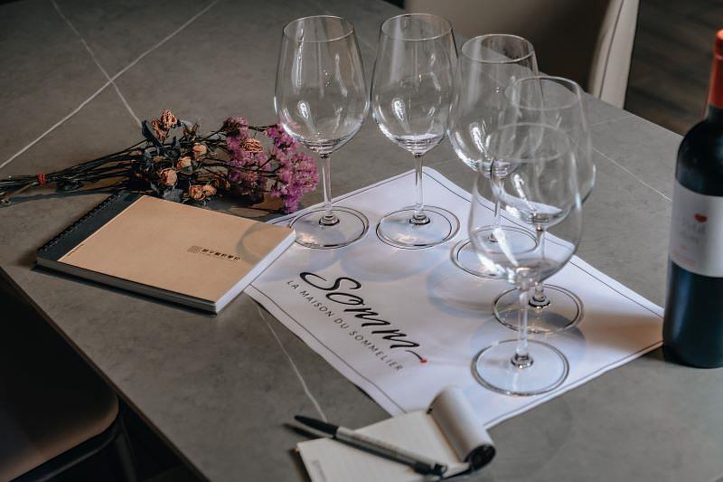 「SOMM」提供品酒、品水、品茗的「三品」體驗，絕佳品飲場域獲專業侍酒師推薦。開平餐飲學校/提供