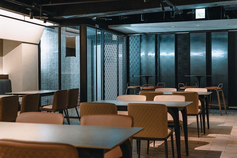 「SOMM」餐酒館的空間寬敞，能輕鬆舒適的品飲、用餐。開平餐飲學校/提供