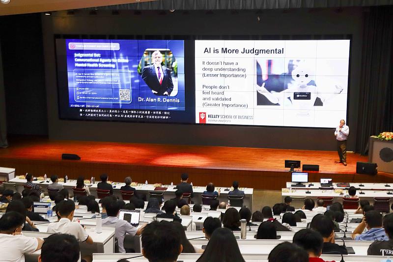 資管系舉辦熊貓講座，臺下師生認真聽講。（圖／淡江大學提供）