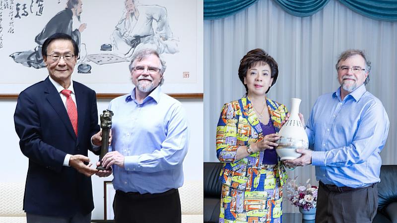資管系熊貓講者Dr. Alan R. Dennis分別拜會葛煥昭校長及張家宜董事長，葛校長（左圖左）親贈熊貓獎座；張董事長（右圖左）則親贈淡江特色花瓶。（圖／淡江大學提供）