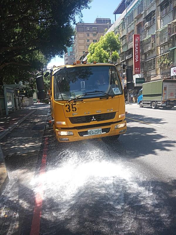 市府面對極端高溫已全面啟動應變措施，包含於市區主要幹道灑水降溫，減緩都市熱島效應及避免路面龜裂、輪胎爆胎等安全風險