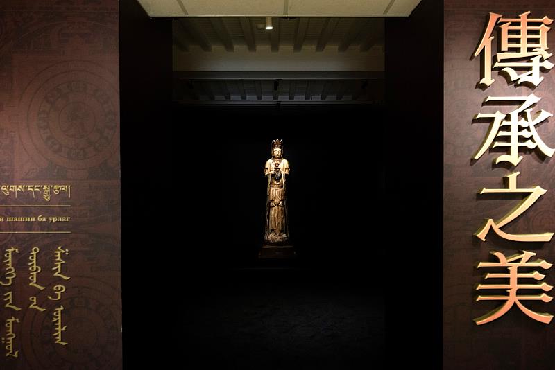《傳承之美–永恆的蒙藏宗教與藝術》特展入口呈現15世紀慈祥柔美的菩薩立像，帶領觀眾開啟一場穿梭古今、跨越地域的宗教藝術之旅。