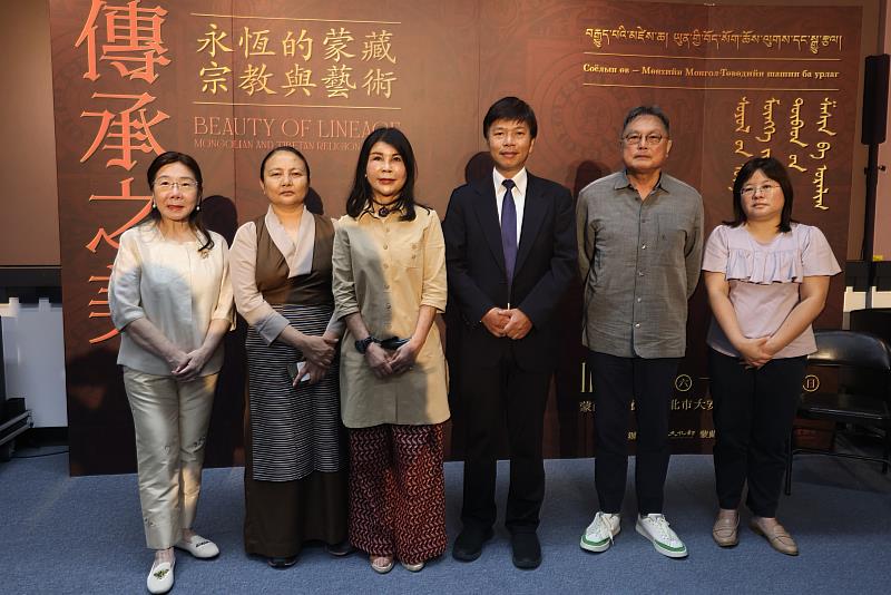 文化部主任秘書林宏義（右3）、蒙藏文化中心主任高玉珍（左3）、國立臺灣工藝研究發展中心臺北當代工藝設計分館長許碧蘚（右1）、雙清文教基金會董事長洪三雄（右2）、中華文物學會前理事長陳筱君（左1）、達賴喇嘛西藏宗教基金會秘書長明究玉珍（左2），共同為《傳承之美–永恆的蒙藏宗教與藝術》特展揭幕。