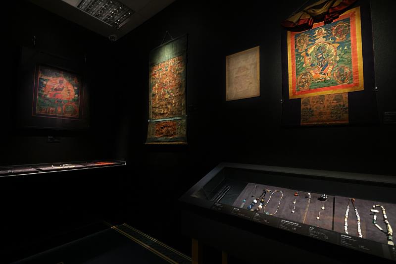 《傳承之美–永恆的蒙藏宗教與藝術》特展展出包括立體雕像、平面唐卡圖像、法器及日常生活配飾等工藝器具，約200件宗教文物。