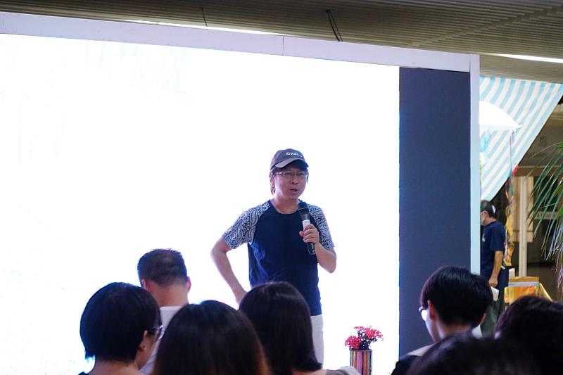 創媒學院院長暨視傳系主任邱國峻勉勵畢業生