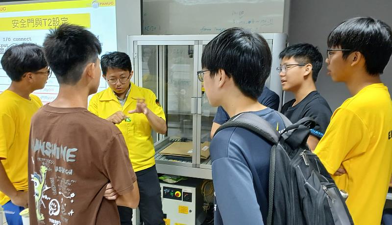 台灣Fanuc（發那科）資深工程師陳奕勳解答學生問題