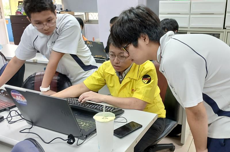 台灣Fanuc(發那科)資深工程師陳奕勳協助學生除錯