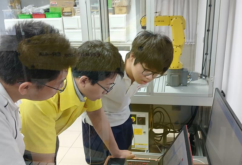 台灣Fanuc(發那科)資深工程師陳奕勳指導學生實作