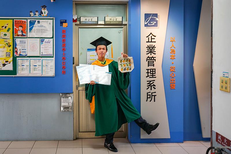 企管所吳翰彰翻轉清寒打造跨域成就