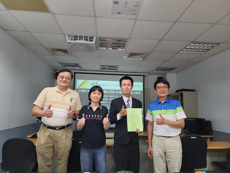 吳翰彰(右2)與指導教授林淑梅(右3)及口考委員合影