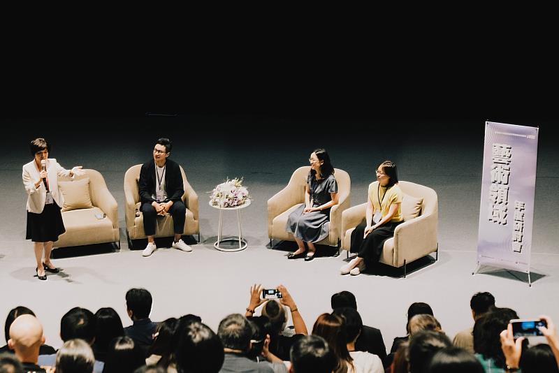 2023年藝術領域教學研究中心年度研討會發表。左起臺南大學藝術學院前院長林玫君教授，視覺藝術與設計學系侯忠穎副教授、音樂學系黃靜芳助理教授、戲劇創作與應用學系蔡依仁副教授