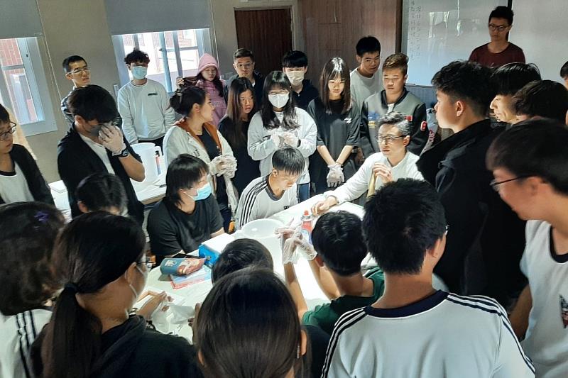 南大侯忠穎副教授多年投入臨床教學，於國立臺南二中等校實施統整性師培課程，激發學生創意與潛能