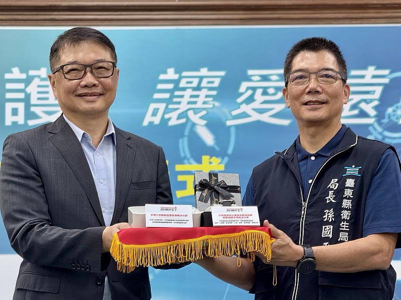 二、捐贈儀式由電訊基金會秘書長、同時也是遠傳企業客戶執行副總曾詩淵(左)代表出席，臺東縣衛生局局長孫國平(右)代表受贈。透過科技強化早期預防，守護偏鄉民眾健康。