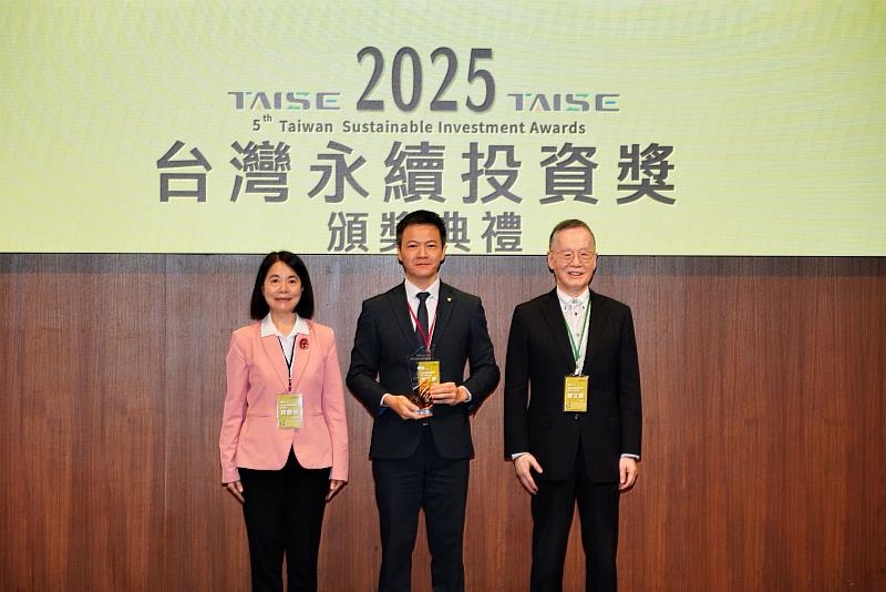 台新金控落實永續獲台灣永續投資獎，由台新銀行金融市場事業總處執行長詹景翔代表受獎（中）。