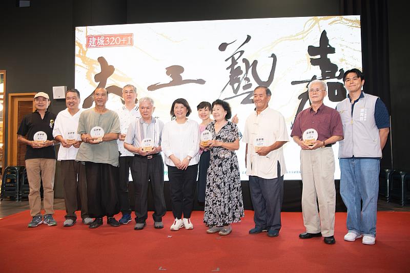 0_黃敏惠市長頒發首屆嘉藝獎