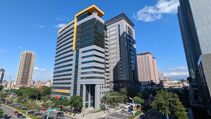 台電積極配合政府深度節能計畫，以總管理處大樓、綜合研究所樹林所區、林口訓練中心及北南、新竹、台中區處等6處為示範場域，推動節能改善計畫，其中北南區處辦公大樓經導入ESCO服務，全面升級中央空調系統，預估每年可省下近百萬度電。圖為台電北南區處。
