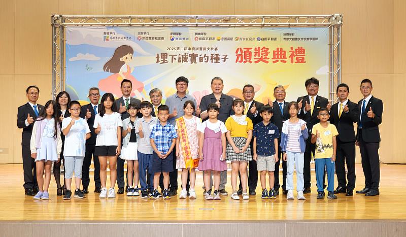 今年高雄有超過1800位同學寫下誠實心聲，僅有105位同學獲獎