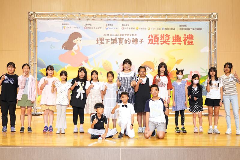 福東國小今年有25位同學獲獎,是高雄今年獲獎人數最多的學校。