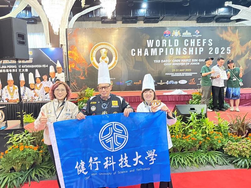 指導老師蔡明燕與黃麗蓮同學