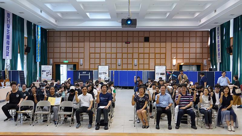 育達科大科技創新學院多元學習成效專題成果展參與師生合影