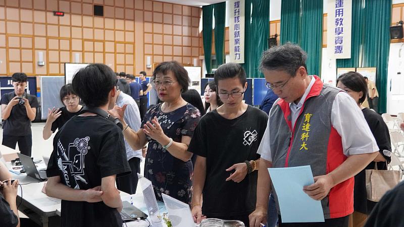 育達科大吳菊校長(圖中)與同學們討論專題