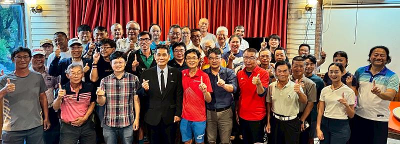 徐輝明校長與大專教職員工高爾夫比賽選手於歡迎晚宴合照。