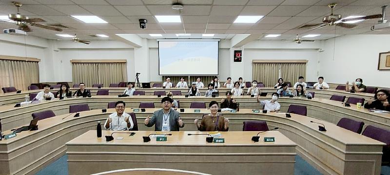 南華大學建築系舉辦「2025國際生物多樣性活動-多元尺度永續規劃設計學術研討會」，與會人員合照。