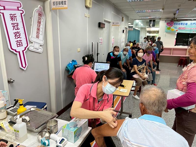 嘉義縣衛生局結合「3+1行動醫療服務」 提供民眾健檢+疫苗雙重防護