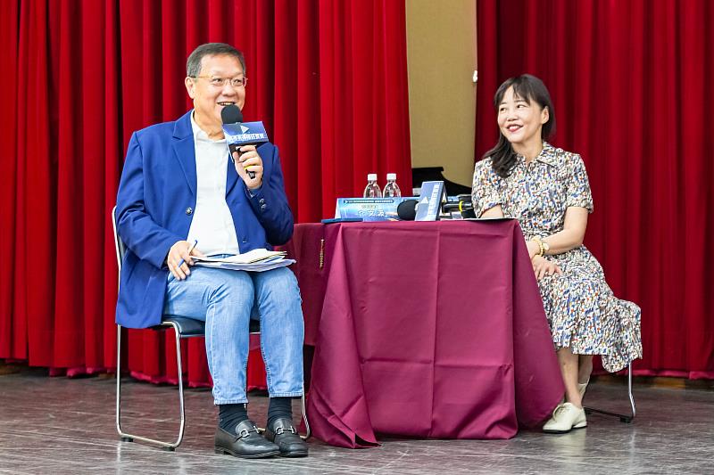 介文汲(圖左)認為網路對傳媒出身的評論員，是全新挑戰。尹乃菁(圖右)則提醒學生堅守＂數位品德＂，不要成為錯誤訊息的傳播者