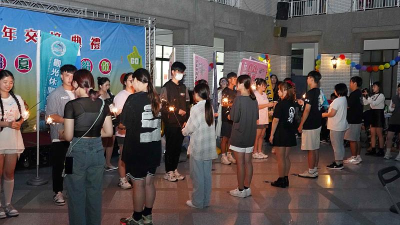 壓軸的「薪火相傳」環節，卸任幹部親手將象徵責任與精神的火苗，慎重交接給新任幹部