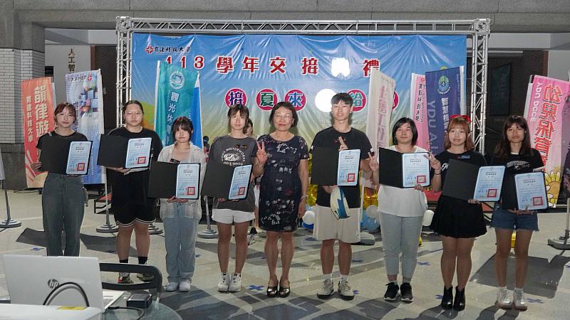 吳菊校長頒發感謝狀予卸任社長們