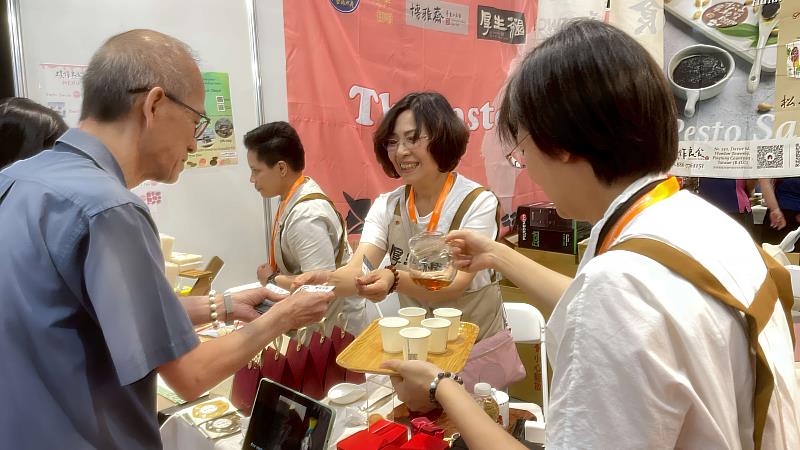臺東業者於馬尼拉食品展現場熱情推廣優質農產。