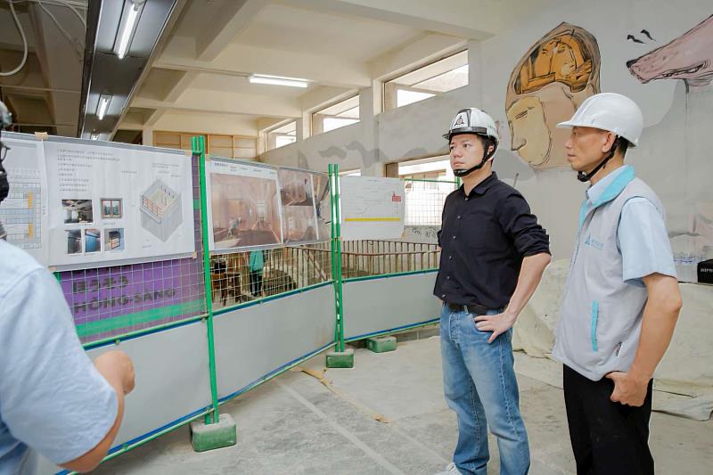 邱臣遠代理市長視察東門市場三樓改造工程，將打造青創基地。