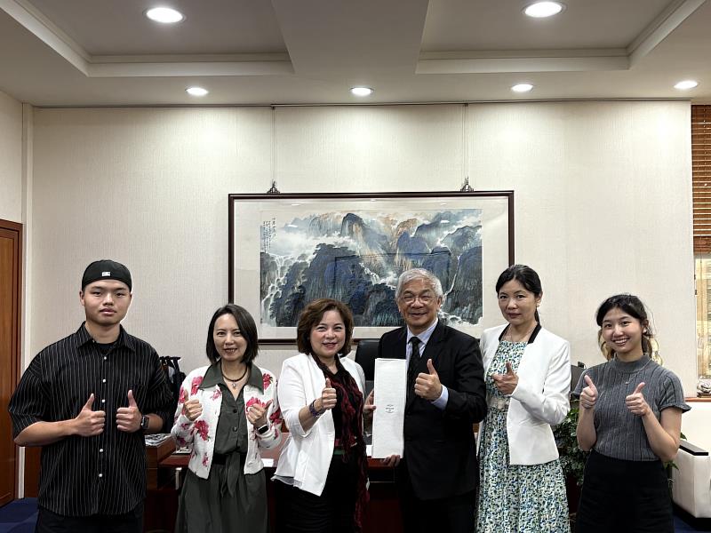 泰國-臺灣(BDI)科技學院董事長張玲琴（左三）來訪世新大學，深化國際合作。（世新大學提供）