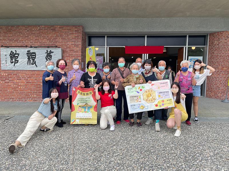 世新傳管系助理教授蔡佩頴多年來專注於大學社會責任（USR）計畫，帶領學生走入社區實踐地方創生。（世新大學提供）