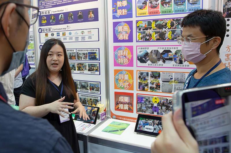 青草湖國小許鶴齡老師進行5G新科技學習示範學校成果報告。