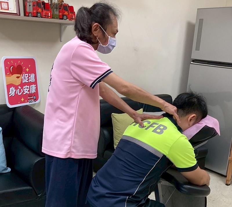 新竹市消防局攜手視障按摩師辦理紓壓活動,關懷同仁身心健康。
