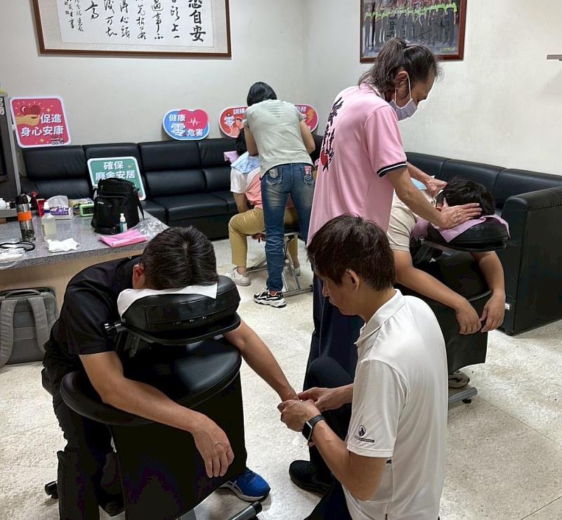 新竹市消防局攜手視障按摩師辦理紓壓活動,關懷同仁身心健康。