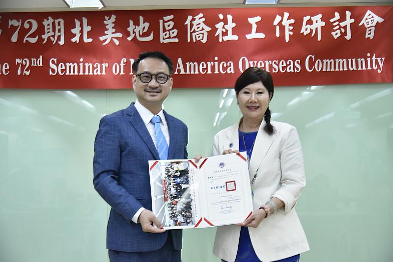 阮昭雄頒贈結業證書予學員長劉煥君
