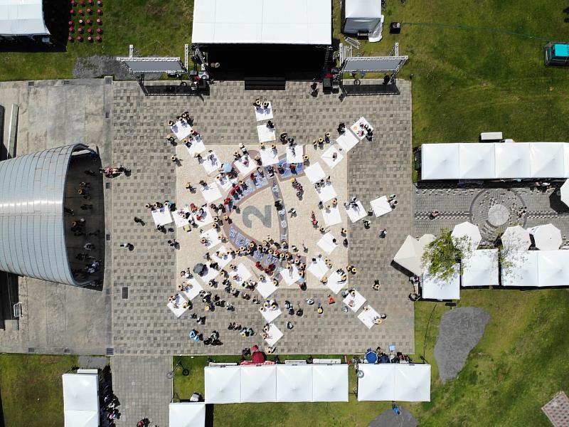 科學玩翻夏至日!百人齊聚嘉義太空館 體驗北回歸線「立竿不見影」天文奇景
