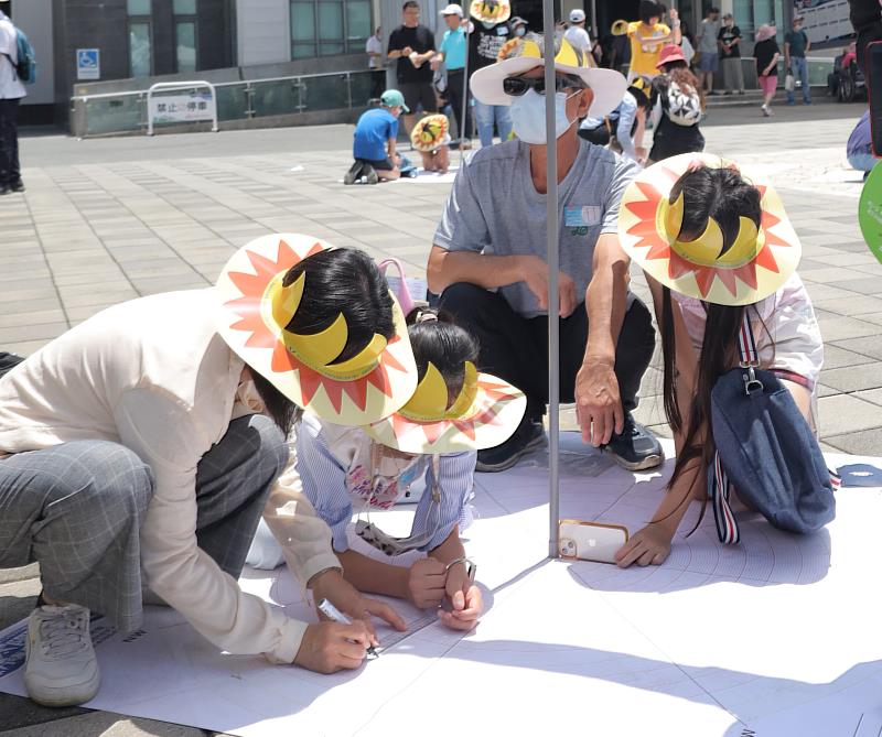 科學玩翻夏至日!百人齊聚嘉義太空館 體驗北回歸線「立竿不見影」天文奇景