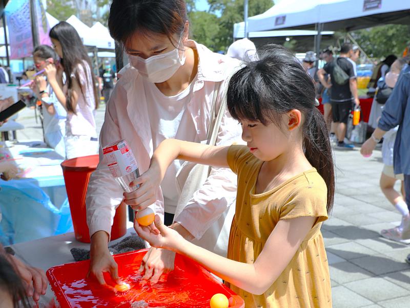 科學玩翻夏至日!百人齊聚嘉義太空館 體驗北回歸線「立竿不見影」天文奇景