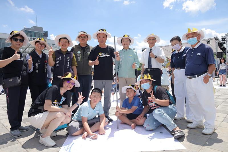 科學玩翻夏至日!百人齊聚嘉義太空館 體驗北回歸線「立竿不見影」天文奇景