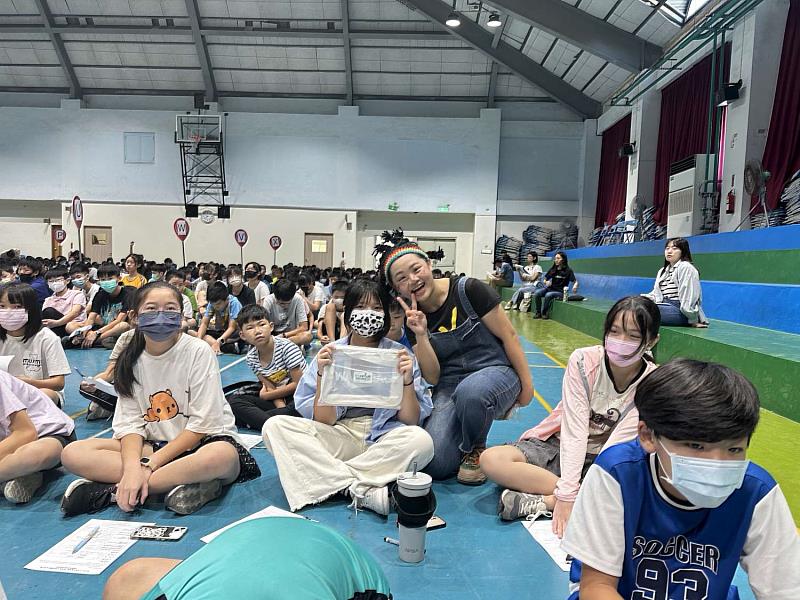 求職防騙有獎徵答學生與演員合影