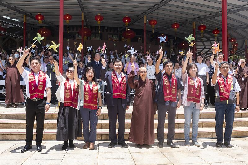 4、福城開城，常存法師和貴賓在祝福牆掛上平福旗，高舉「萬福風車」傳遞祝福。（靈鷲山佛教教團提供）