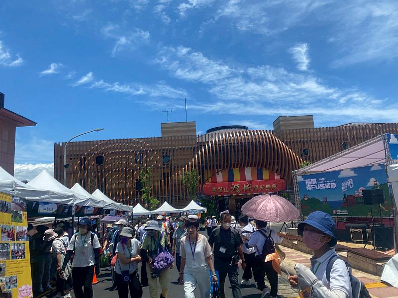 1、雙囍同慶！靈鷲山42周年慶暨福城開城，現場豐富市集、手作體驗和美食饗宴好玩、熱鬧。（靈鷲山佛教教團提供）
