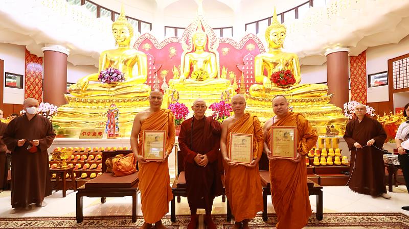 2心道法師頒發顧問聘書給3位尊者。（靈鷲山佛教教團提供）
