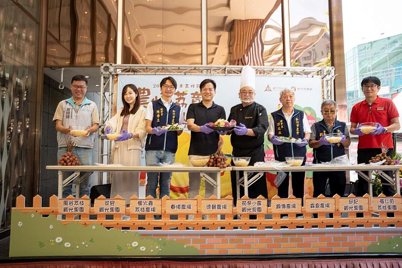 代理市長邱臣遠與新竹市農會理市長郭瑞誠、新竹市農會總幹事陳學立、市府發立人楊寶楨、產發處長嚴翊琦DIY荔技料理