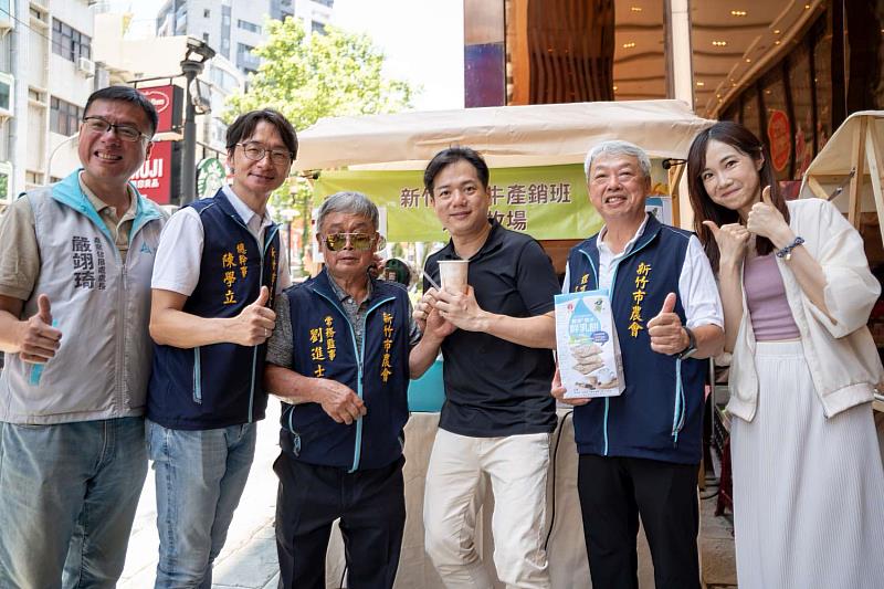 代理市長邱臣遠走訪攤位